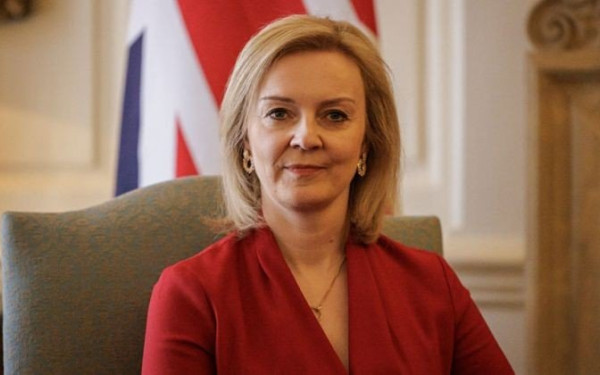 Βρετανία: Μάχη για να κρατηθεί στην εξουσία δίνει η Λιζ Τρας