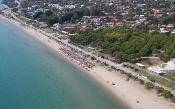 Χαλκιδική: Οι κάτοικοι στη Νέα Φώκαια βάζουν εμπόδια για να μη παρκάρουν μπροστά στα σπίτια τους 