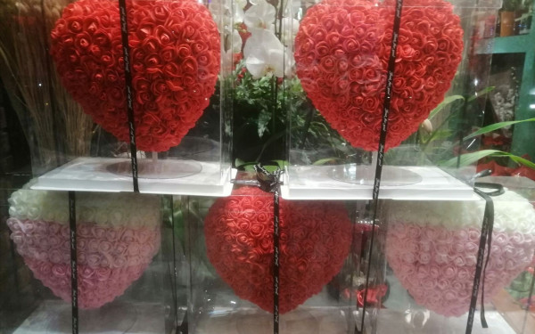 Άγιος Βαλεντίνος: Η πόλη στα... κόκκινα την ημέρα των ερωτευμένων