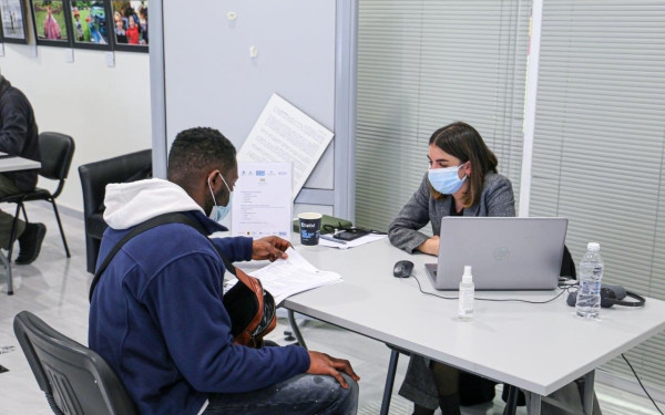 Aυξήθηκαν οι μετανάστες που αναζητούν εργασία σε άλλες χώρες