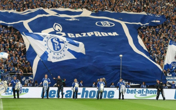 Η γερμανική Σάλκε αφαίρεσε το λογότυπο της ρωσικής Gazprom από τη φανέλα της