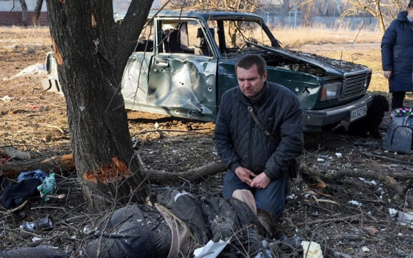 Εικόνες χάους και πόνου στην Ουκρανία: Βομβαρδισμένα τοπία, ουρές σε φαρμακεία, βενζινάδικα και ATM (Φωτ.)