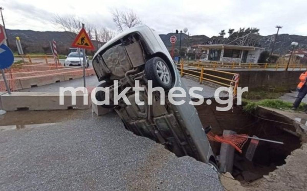Συκιά Χαλκιδικής: Τεράστια τρύπα «ρούφηξε»  ΙΧ - Στο νοσοκομείο ο οδηγός (Φωτ.)