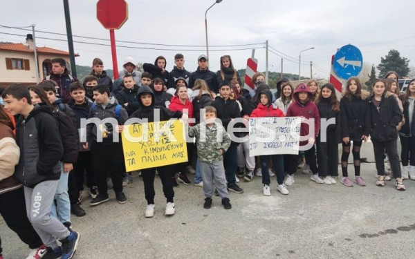 Χαλκιδική: Διαμαρτυρία των μαθητών στη Συκιά για την τρύπα στη γέφυρα (βίντεο-φωτ.)