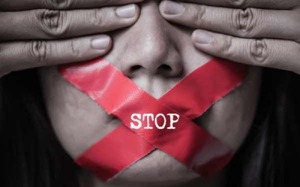 Για πρώτη φορά καθολικός ορισμός και συστάσεις για τη διαδικτυακή βία κατά γυναικών από το ΣτΕ