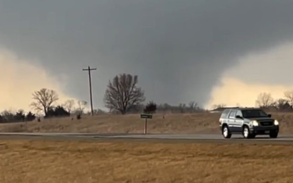 Ανεμοστρόβιλος και κεραυνοί έπληξαν μεσημεριάτικα την Κέρκυρα