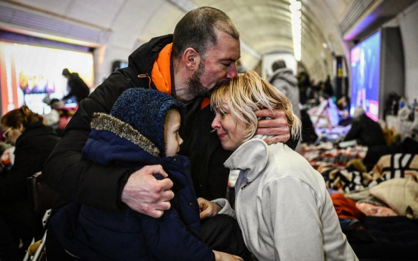 H ζωή στα καταφύγια του Κιέβου - Τα συγκλονιστικά "κλικ" Έλληνα φωτογράφου (φωτ.)