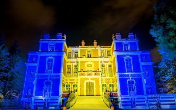 Θεσσαλονίκη: Στα χρώματα της Ουκρανίας η Βίλα Αλλατίνι