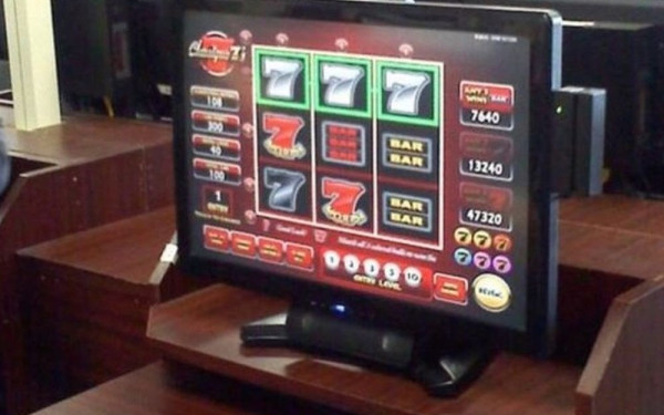 Θεσσαλονίκη: Δυο συλλήψεις για "φρουτάκια" 