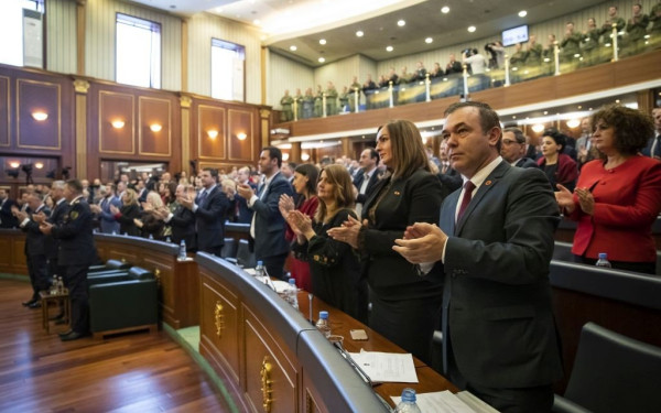 Κόσοβο: Πιάστηκαν στα χέρια βουλευτές της συμπολίτευσης και της αντιπολίτευσης (βίντεο)