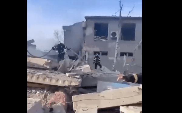 Πόλεμος Ουκρανίας: Οι Ουκρανοί καταγγέλουν τους Ρώσους ότι βομβάρδισαν λύκειο στο Μικολάιβ (βίντεο)