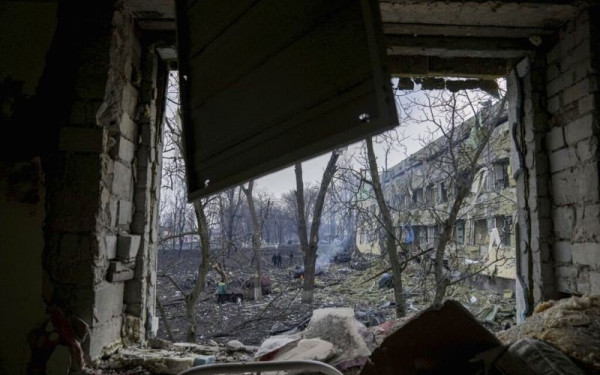 Πόλεμος στην Ουκρανία: Αεροπορική επίθεση δέχεται η Μαριούπολη – Χτυπήθηκαν κτίρια κατοικιών (βίντεο)