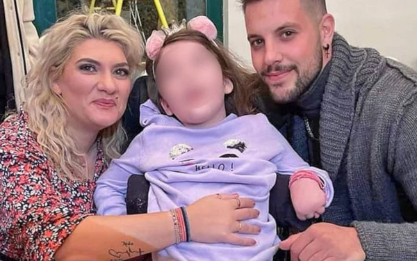 Νεκρά παιδιά στην Πάτρα: Στα ύψη η ουσία «τροπονίνη» στην Τζωρτζίνα – Πήρε τον ιατρικό φάκελο του παιδιού η οικογένεια (βίντεο)