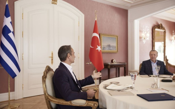 Μητσοτάκης - Ερντογάν: Ευκαιρία επανεκκίνησης των ελληνοτουρκικών σχέσεων η συνάντησή τους στο Βίλνιους