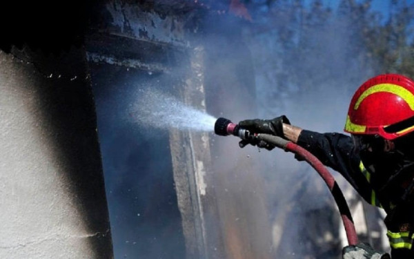 Φωτιά σε σπίτι στη Ριζούπολη - Απεγκλωβίστηκε ηλικιωμένη γυναίκα χωρίς τις αισθήσεις της