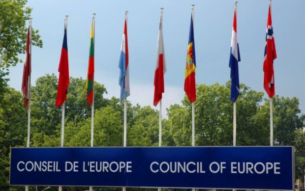 Συμβούλιο της Ευρώπης: Ανησυχεί για την αύξηση του αντιμεταναστευτικού λόγου και των αντισημιτικών και αντιμουσουλμανικών ενεργειών