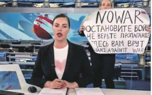 Ρωσία: Σε κατ’ οίκον περιορισμό η δημοσιογράφος Μαρίνα Οβσιάνικοβα