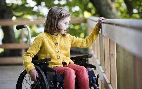 Ο Γολγοθάς μητέρας ΑμεΑ: Παραμένει όλη ημέρα στο σχολείο λόγω έλλειψης ειδικών (βίντεο)