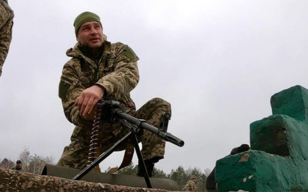 Βιτάλι Κλίτσκο: Από παγκόσμιος πρωταθλητής στα ρινγκ της πυγμαχίας, στην πρώτη γραμμή του μετώπου στο Κίεβο (βίντεο)