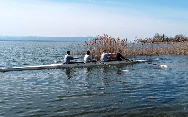 Μαθήματα κωπηλασίας στη λίμνη Βόλβη