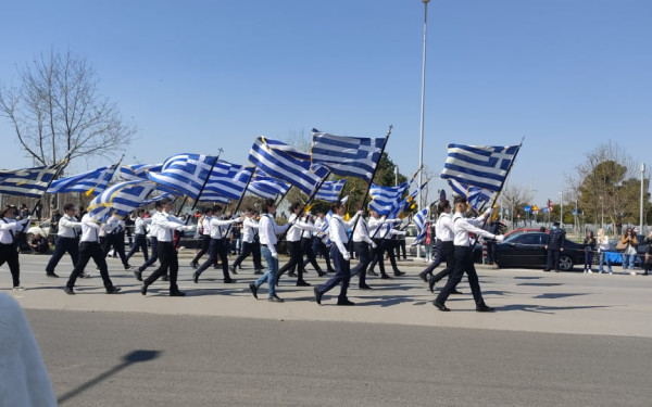 Μάσκες και πολιτικά πηγαδάκια στην εξέδρα για την παρέλαση της 25ης Μαρτίου