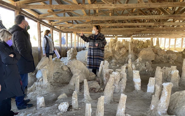 Αμφίπολη: «Πονοκέφαλος» από τις νέες καθυστερήσεις και την «κρυφή» επίσκεψη Μενδώνη