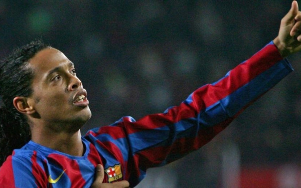 Ο Ροναλντίνιο γιορτάζει τα 42α γενέθλιά του και κερνάει δέκα λεπτά ποδοσφαιρικής μαγείας (βίντεο)