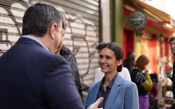 H Nίνα Ντόμπρεβ από τη Σαντορίνη, (ξανά) στη Θεσσαλονίκη για το Bricklayer