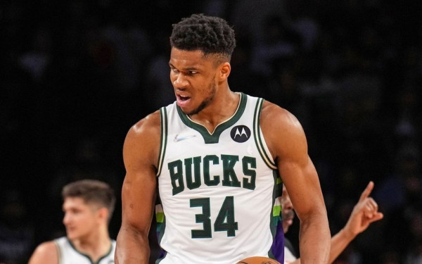 Για πρώτη φορά στη δεκάδα της λίστας του Forbes με τους πιο ακριβοπληρωμένους αθλητές ο Γιάννης Αντετοκούνμπο