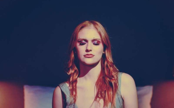 Blonge: Η πυρόξανθη τραγουδοποιός με τον αγγλόφωνο στίχο (βίντεο)