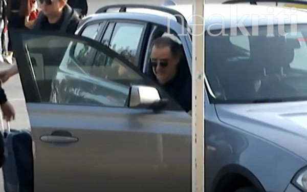 Ο Βασίλης Καρράς έφυγε από το νοσοκομείο και ανέβηκε στην πίστα με την πεταλούδα στο χέρι 