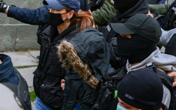 Νεκρά παιδιά στην Πάτρα: Στα δικαστήρια υπό δρακόντεια μέτρα ασφαλείας η Ρούλα Πισπιρίγκου (βίντεο)