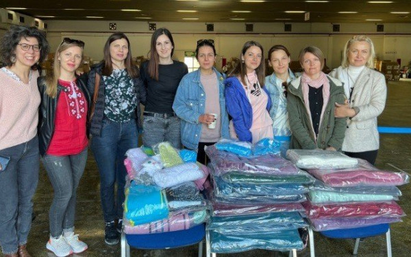 Θεσσαλονίκη: «Το ακούραστο βελόνι» παρέδωσε κουβέρτες και σκουφάκια για τα προσφυγόπουλα της Ουκρανίας