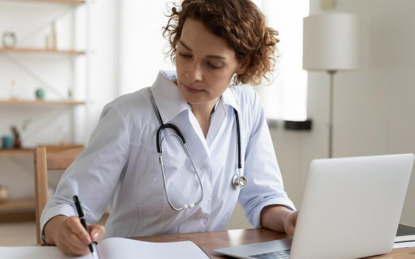 Πόσο κερδίζουν οι γιατροί με την αύξηση 20% στις υπερωρίες 