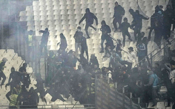 Η αστυνομία έκανε χρήση χημικών στην κερκίδα των οπαδών του ΠΑΟΚ - "Ανταλλαγή" φωτοβολίδων μεταξύ των φανατικών (βίντεο, φωτ.)