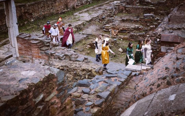 Μάθημα Ιστορίας Ε' δημοτικού με "ηθοποιούς" τους μαθητές στη Ρωμαϊκή Αγορά της Θεσσαλονίκης (φωτ.)