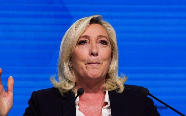 Γαλλία: Η Λεπέν καταδικάζει τη «βαρβαρότητα» των ΗΠΑ να αναστείλουν τη στρατιωτική βοήθεια προς την Ουκρανία