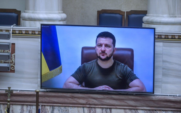 Ζελένσκι στη Βουλή:  Ελευθερία ή Θάνατος έλεγαν και οι δικοί σας επαναστάτες - Αντιδράσεις από κυβέρνηση, Σαμαρά και αντιπολίτευση για τον μαχητή του Αζόφ