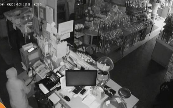 Ζαχαροπλάστης έβλεπε live από το Παρίσι να του "σηκώνουν" το μαγαζί στη Θεσσαλονίκη! (βίντεο)