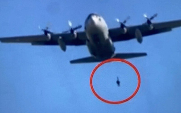Έλληνας αλεξιπτωτιστής κρέμεται από C130 και σώζεται από το πλήρωμα - Δείτε βίντεο