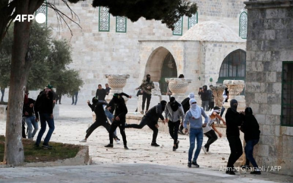 Ισραήλ: Νέες συγκρούσεις και πετροπόλεμος στο τέμενος αλ-Άκσα στην Ιερουσαλήμ - Τουλάχιστον 31 τραυματίες 