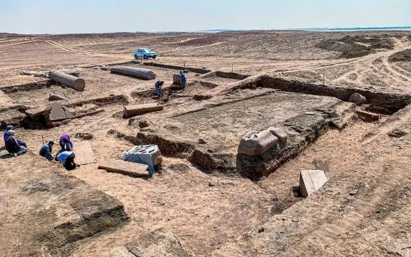 Αρχαιολόγοι ανακάλυψαν ερείπια αρχαίου ναού του Δία στο Σινά (φωτ.)