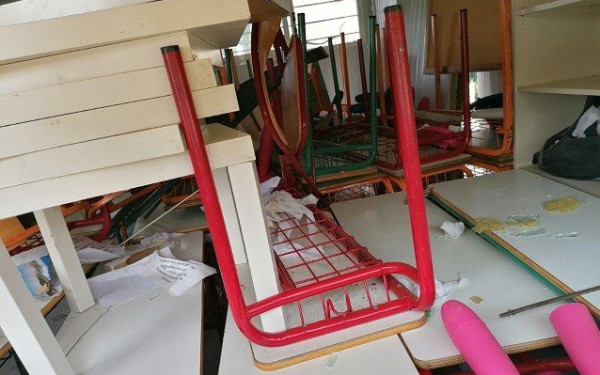 Χειροπέδες σε τρεις ανήλικους για βανδαλισμό σχολείου στα Μελίσσια