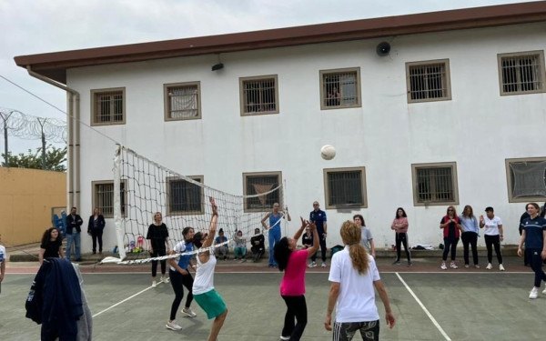 Ένας διαφορετικός αγώνας βόλεϊ στις γυναικείες φυλακές Θήβας (φωτ.)