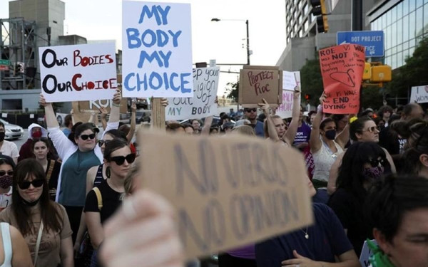 Η Γαλλία κατοχυρώνει συνταγματικά το δικαίωμα στην άμβλωση