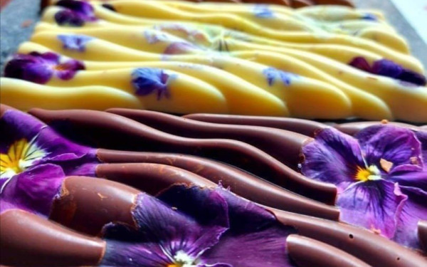 Σοκολάτες γεμιστές με βρώσιμα λουλούδια, βρώσιμες ανθοδέσμες και πολλές καρδούλες για τη γιορτή της μητέρας (φωτ.)