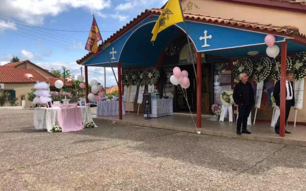 Ράγισαν καρδιές στην κηδεία της 3χρονης που πέθανε στο Ιπποκράτειο