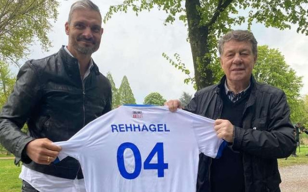 Σε... ρόλο δημοσιογράφου ο Άγγελος Χαριστέας