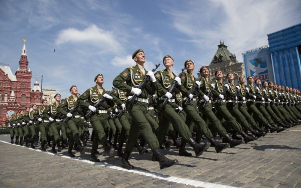 Ρωσία: Επιστράτευσαν ηλικιωμένους, ασθενείς και... μαίες 