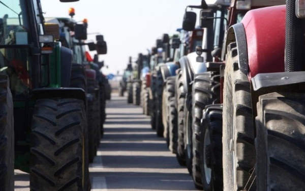 Αναβρασμός στα μπλόκα -"Πήραν πίσω ακόμα και το φθηνότερο αγροτικό πετρέλαιο", λένε οι αγρότες